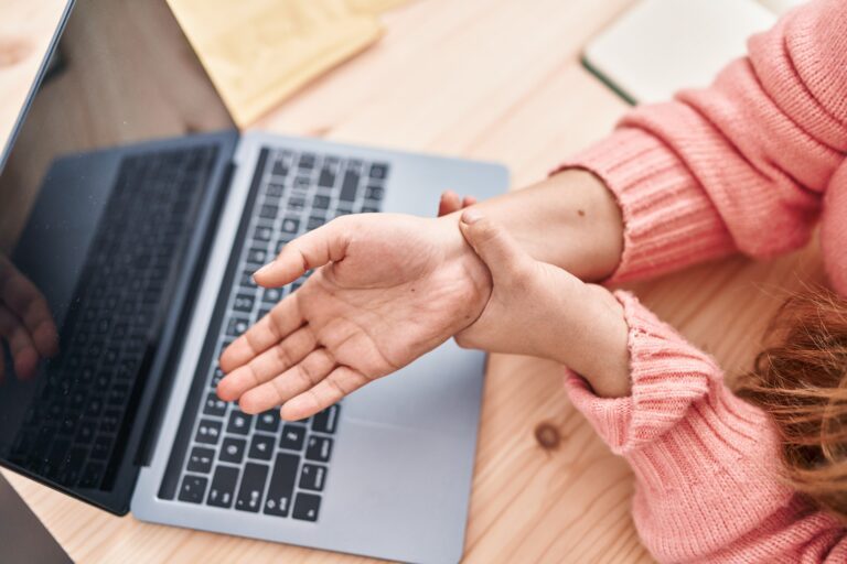 ภาพคนจับบริเวณมือ สื่อถึงอาการชาบริเวณปลายมือ เจ็บมือ